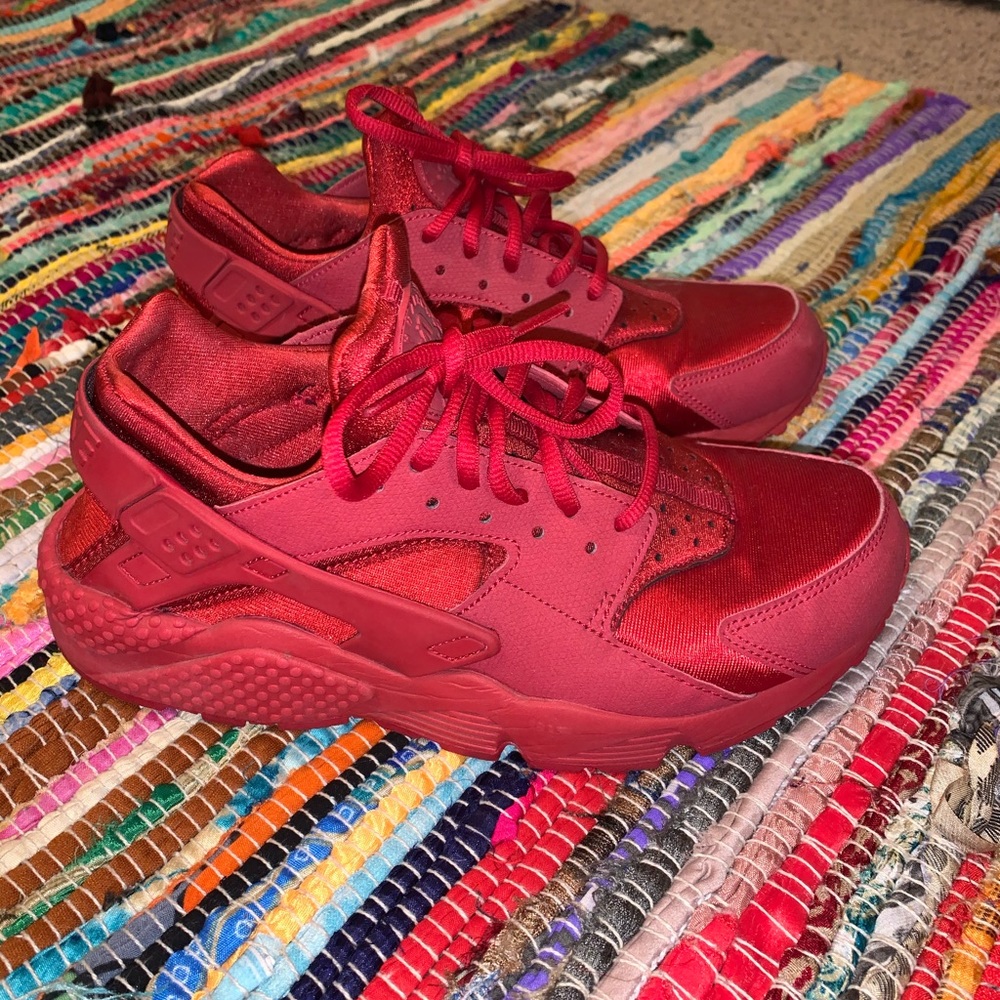 Red Nike huracanes size 9